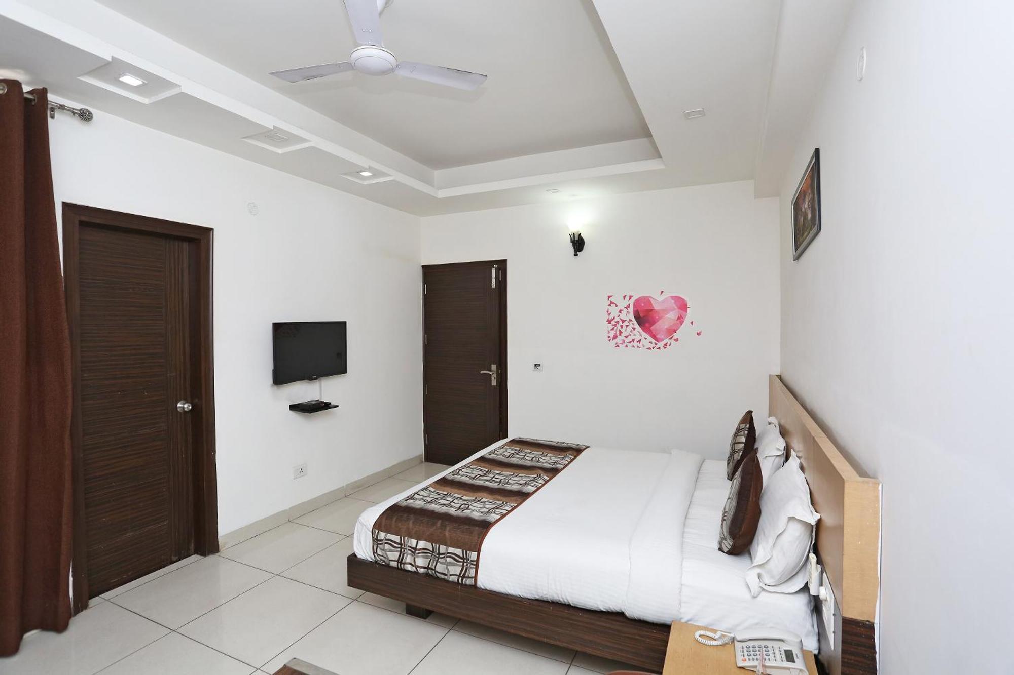 Cyber Inn Gurgaon Bagian luar foto